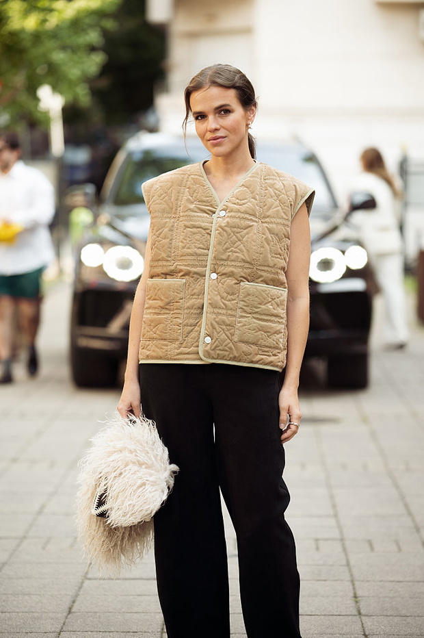 Sleeveless coat – modne płaszcze bez rękawów jesieni 2025