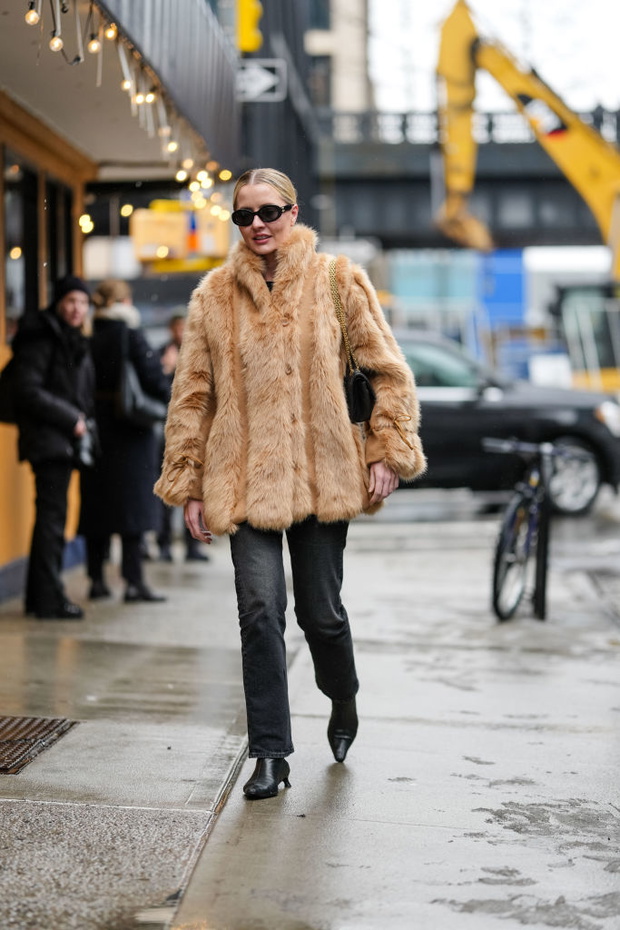 Jeansy mom fit slim – modna alternatywa dla rurek tej jesieni