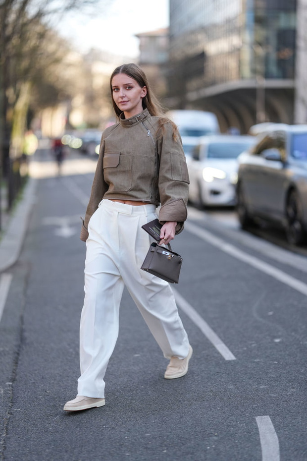 „Eggshell trousers” – spodnie w stylu clean chic jesieni 2025