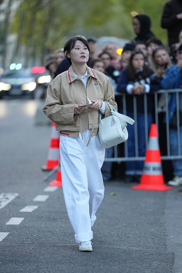 „Eggshell trousers” – spodnie w stylu clean chic jesieni 2025