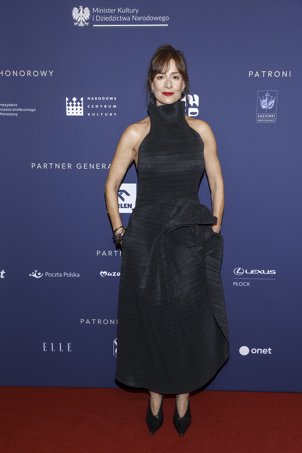Maja Ostaszewska w czółenkach „Ivory Bare” – powrót slingbacków