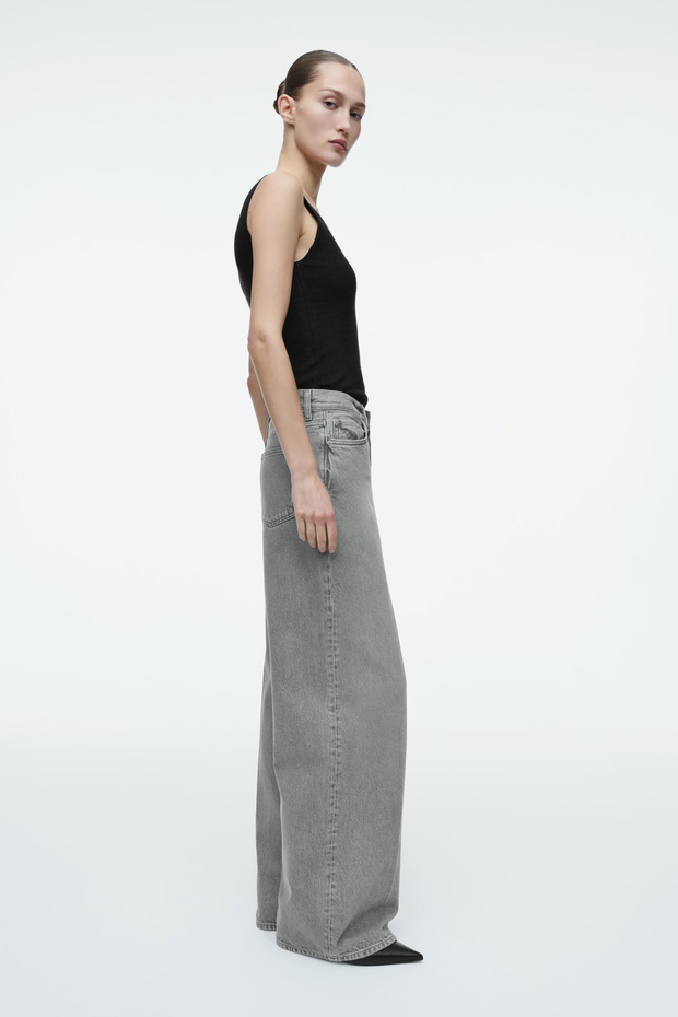 „Frosted flare jeans” – fason, który wydłuża sylwetkę jesienią 2025