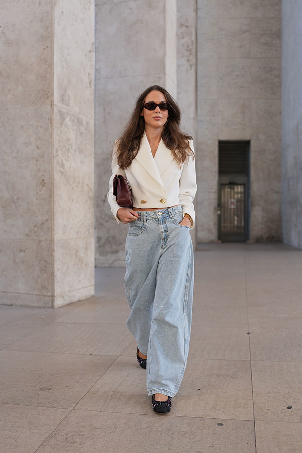 „Ice blue denim” – chłodny odcień jeansów w stylu scandi jesieni 2025