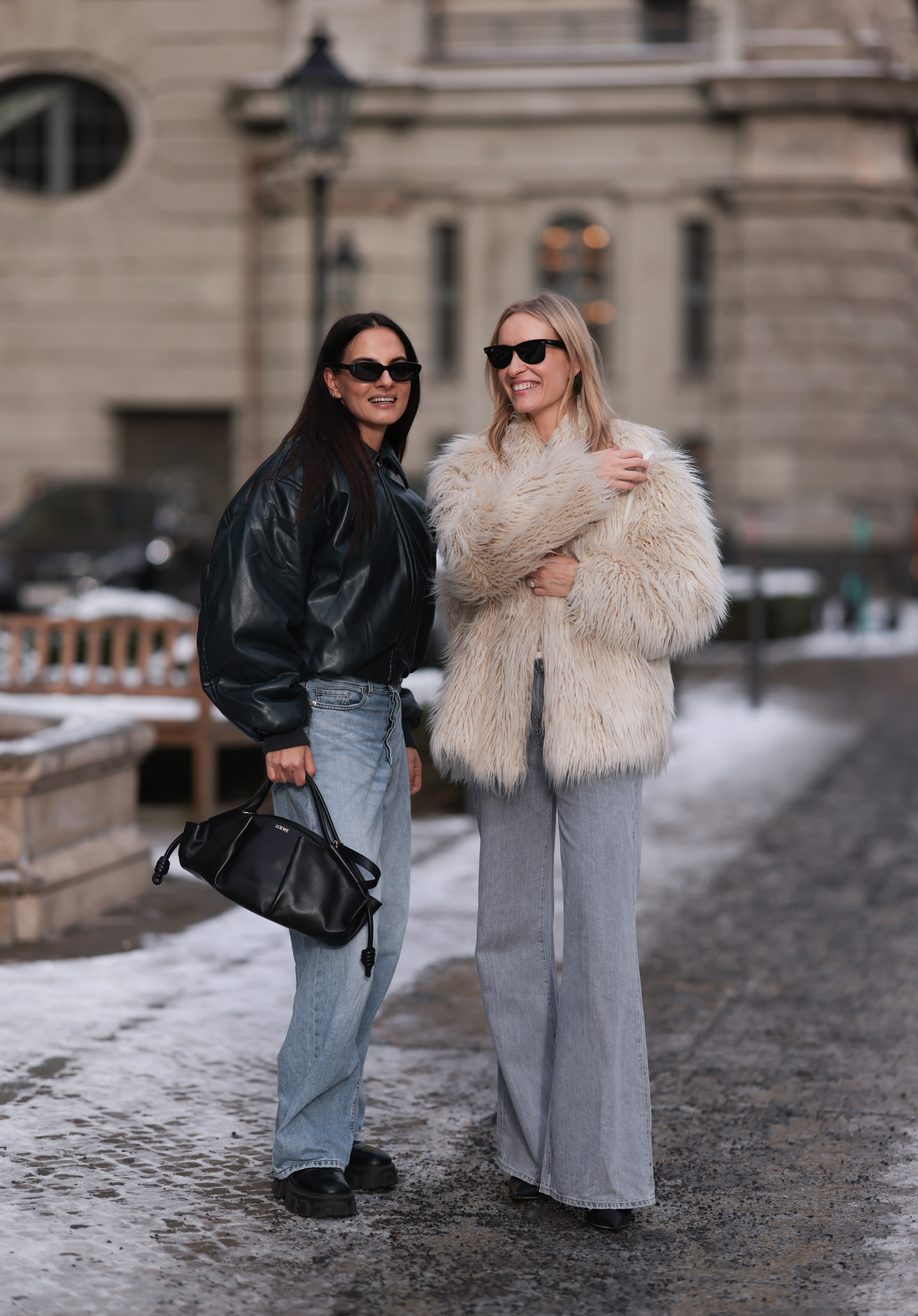 „Frosted flare jeans” – fason, który wydłuża sylwetkę jesienią 2025