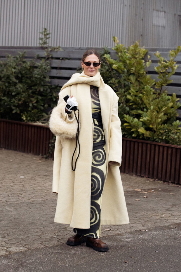„Wool cloud coat” – oversize’owy płaszcz w stylu redaktorek z Mediolanu