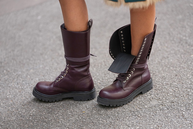 „Burgundy combat boots” – najmodniejsze buty jesieni 2025