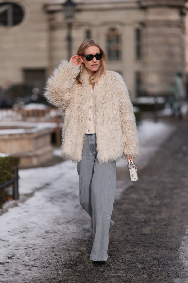 „Frosted flare jeans” – fason, który wydłuża sylwetkę jesienią 2025