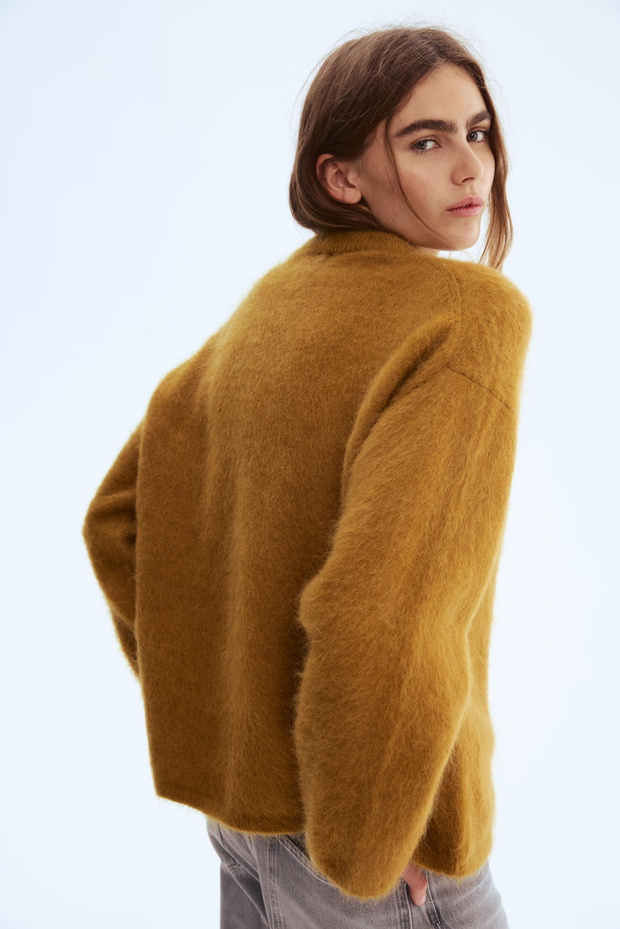 Rdzawy sweter z wełną z H&amp;M – paryski styl i jakość na zimę