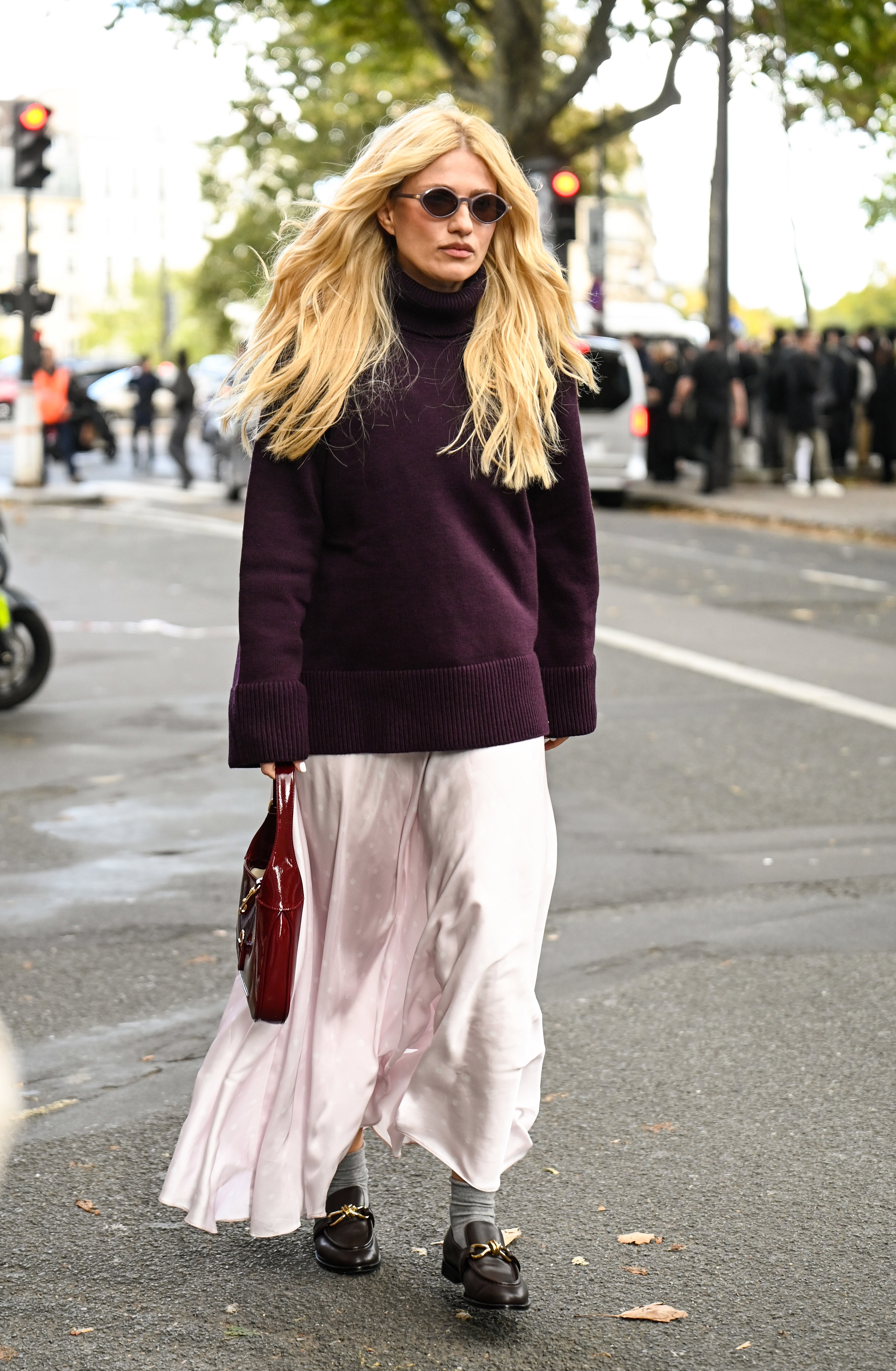 „Plum Majesty Sweater” z H&amp;M – modny sweter w kolorze sezonu