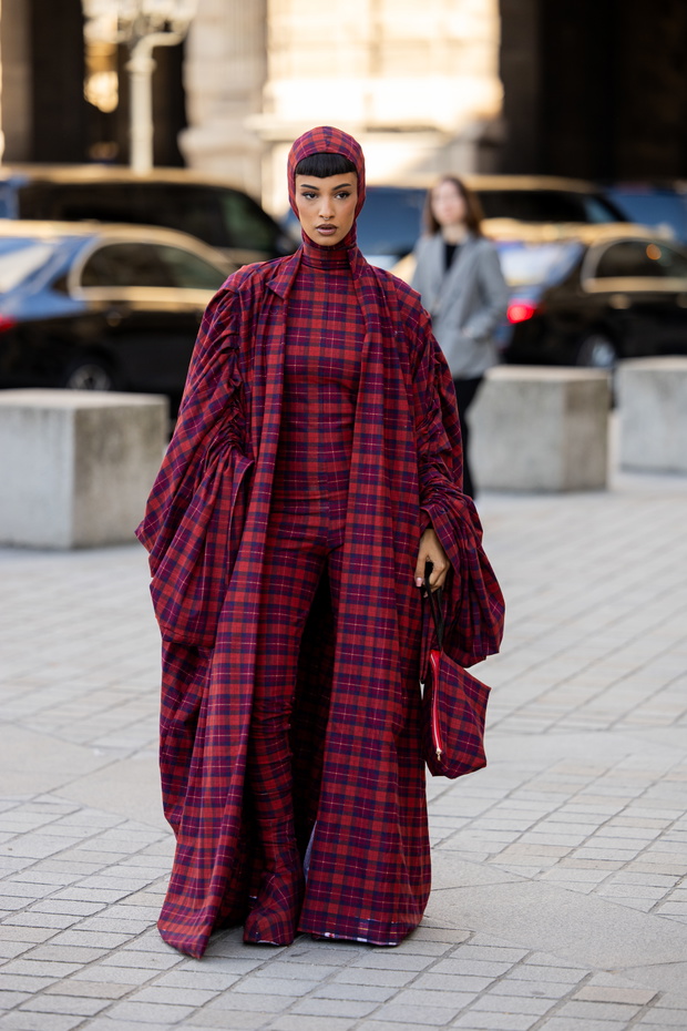 Street Style - Paris Fashion Week - Womenswear Spring Summer 2026 - Day Two