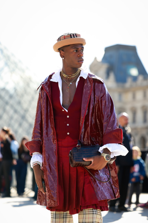 Street Style - Paris Fashion Week - Womenswear Spring Summer 2026 - Day Two