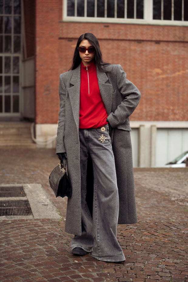 „Red Power Knit” – czerwony sweter w stylu francuskim na zimę 2025