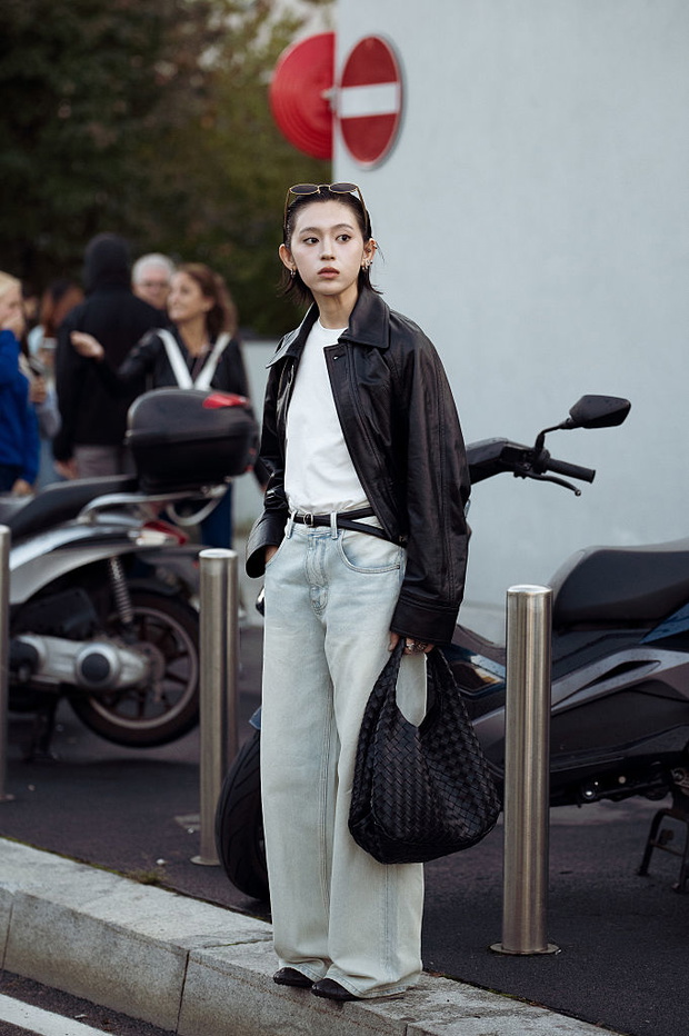 „Arctic Denim” – jasnoniebieskie jeansy, które królują zimą 2026