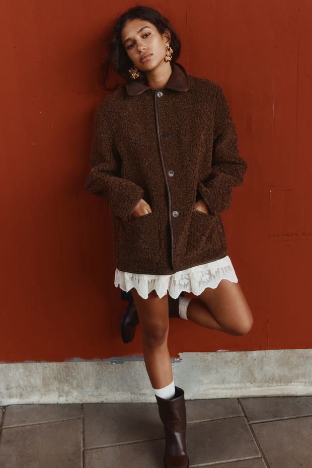 Kurtki „Shearling Collar” – luksusowy look za mniej niż 300 zł