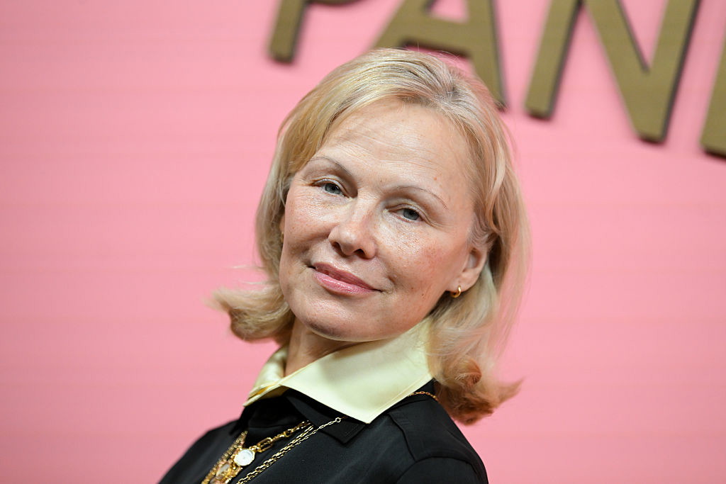 Ten zielony krem adaptacyjny z bakterią to sekret “makeup no makeup” Pameli Anderson
