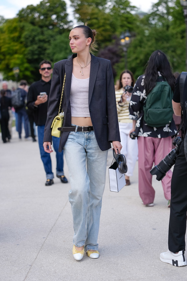 „Arctic Denim” – jasnoniebieskie jeansy, które królują zimą 2026
