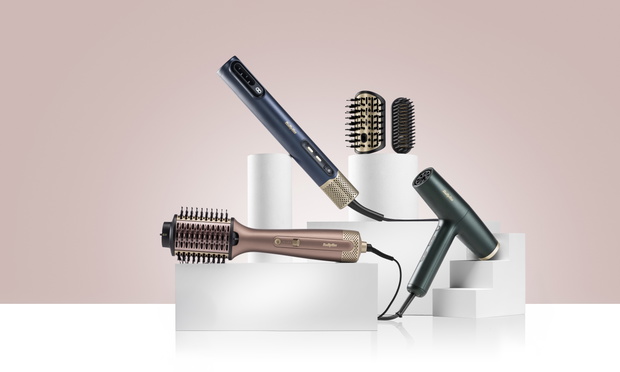 Air Wand – stylizacja jak w salonie w zaciszu własnego domu Jeśli szukasz czegoś, co będzie nie tylko praktyczne, ale i wyjątkowe – Air Wand od BaByliss to strzał w dziesiątkę. Suszarka, prostownica i styler w jednym, który dodaje objętości, wygładza i na