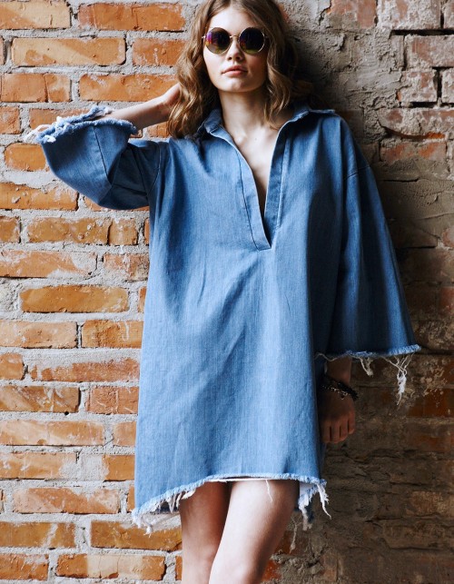 2. Oversize'owa sukienka z denimu