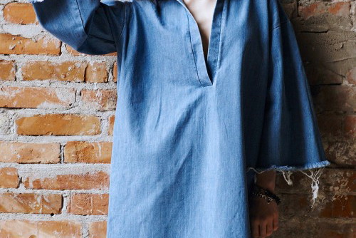 2. Oversize'owa sukienka z denimu