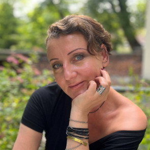 Katarzyna Wodecka-Stubbs: “piętnaście tysięcy osób pod sceną śpiewało, a połowa z nich płakała”. O potędze pamięci, swoim ojcu i festiwalu Wodecki Twist opowiada dyrektor artystyczna wydarzenia i córka Zbyszka Wodeckiego [WYWIAD]