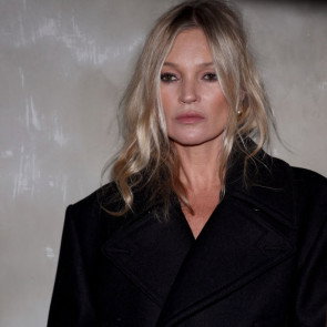 Kate Moss interpretuje trend “no pants” po swojemu i robi to bezbłędnie. Modelka zachwyca elegancką stylizacją z ultra krótkimi spodenkami