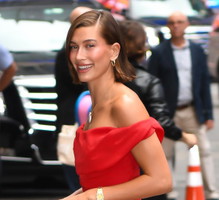 Aperol spritz make up to wiralowy trend na TikToku. Najmodniejszym makijażem lata okrzyknęła go również Hailey Bieber