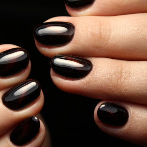 Dark plum nails czyli śliwkowe paznokcie hitem na początek jesieni 2024