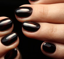 Dark plum nails czyli śliwkowe paznokcie hitem na początek jesieni 2024
