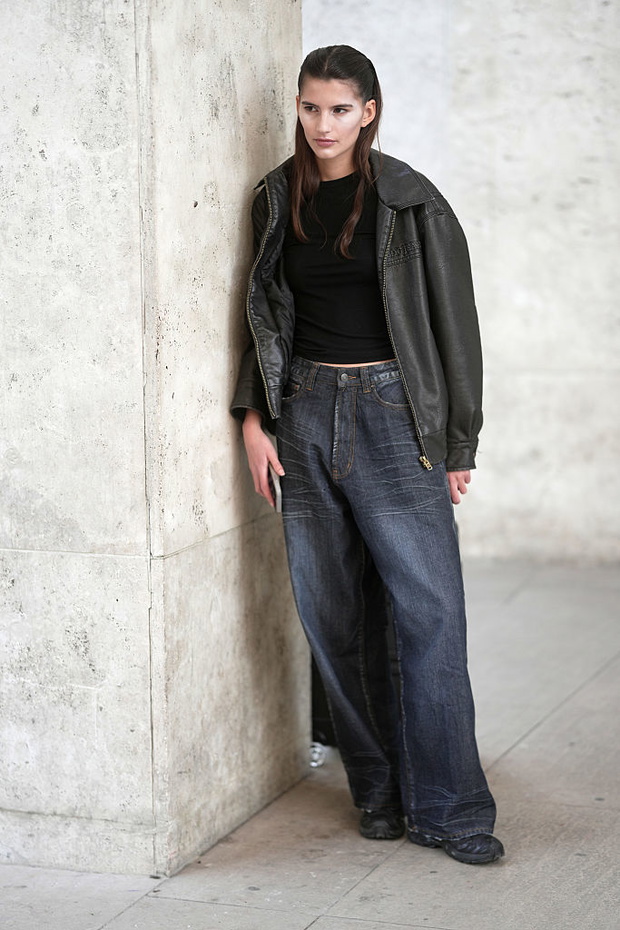 „Paper bag jeans” wracają w stylu French girl chic – trend 2025