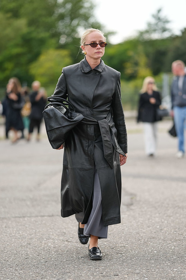 „Navy trench” i „grey wool trousers” – nowy paryski uniform zimy 2025
