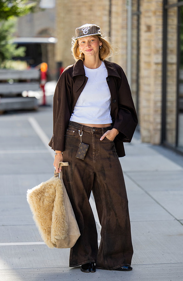 „Hazelnut brown pants” – paryski zamiennik denimu na zimę 2025