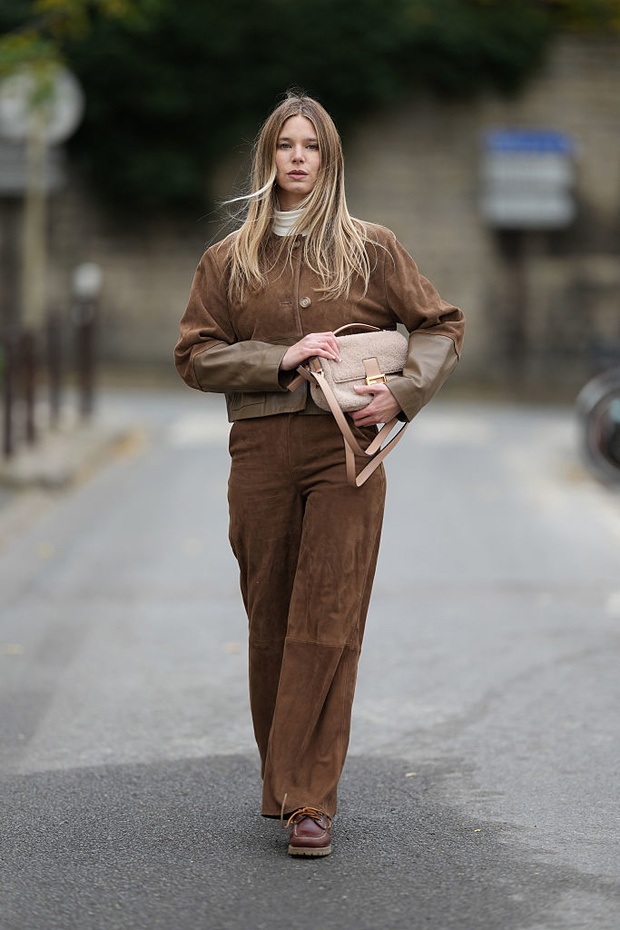 „Hazelnut brown pants” – paryski zamiennik denimu na zimę 2025