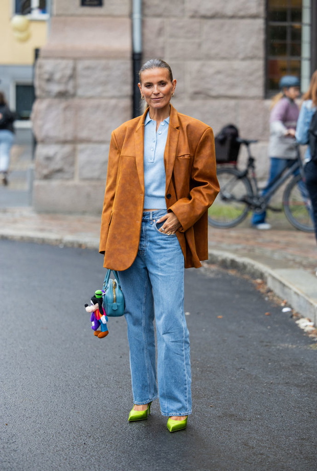 Mega baggy jeans w stylu „off-duty model” – trend ze Skandynawii 2025