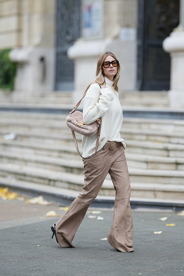 Wełniany „cream ribbed sweater” – klasyk, który nie wychodzi z mody