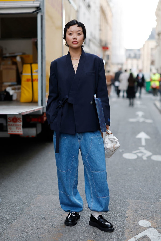 Mega baggy jeans w stylu „off-duty model” – trend ze Skandynawii 2025