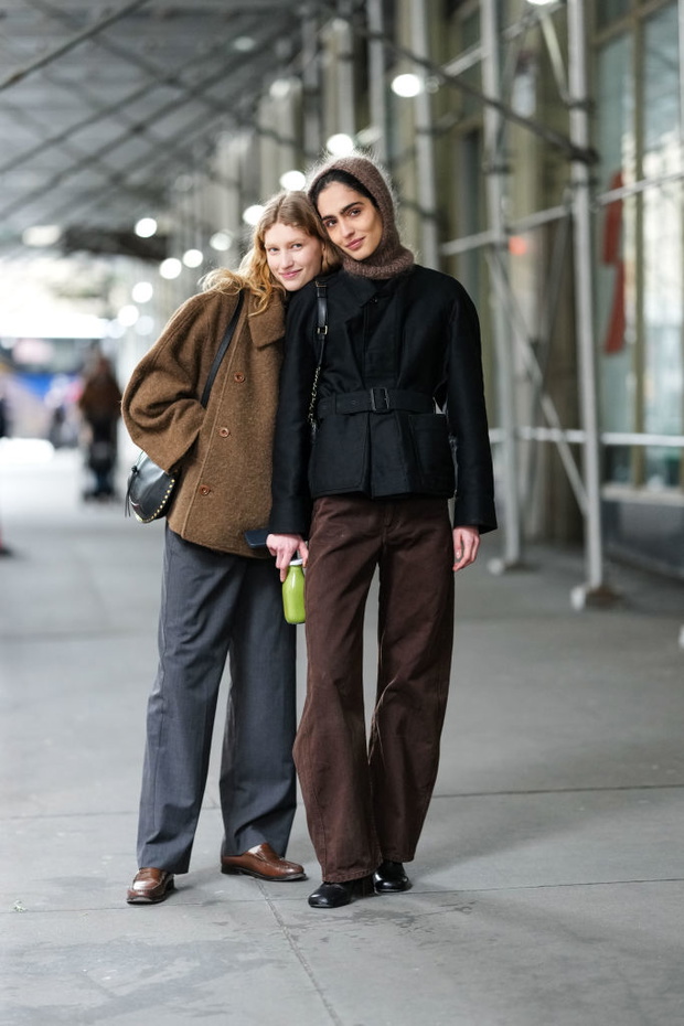 „Hazelnut brown pants” – paryski zamiennik denimu na zimę 2025