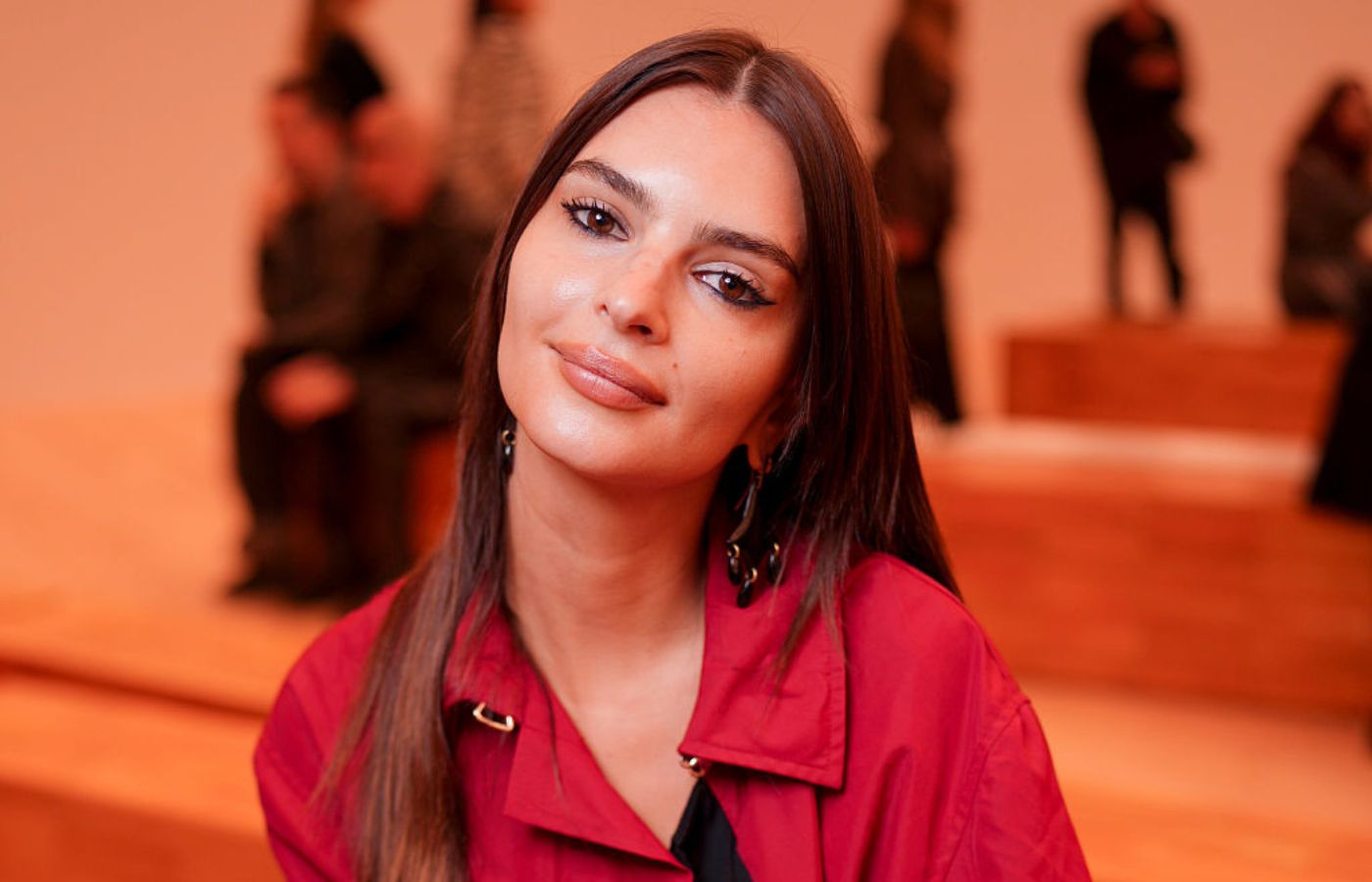 Tak Emily Ratajkowski stylizuje zamszowy płaszcz