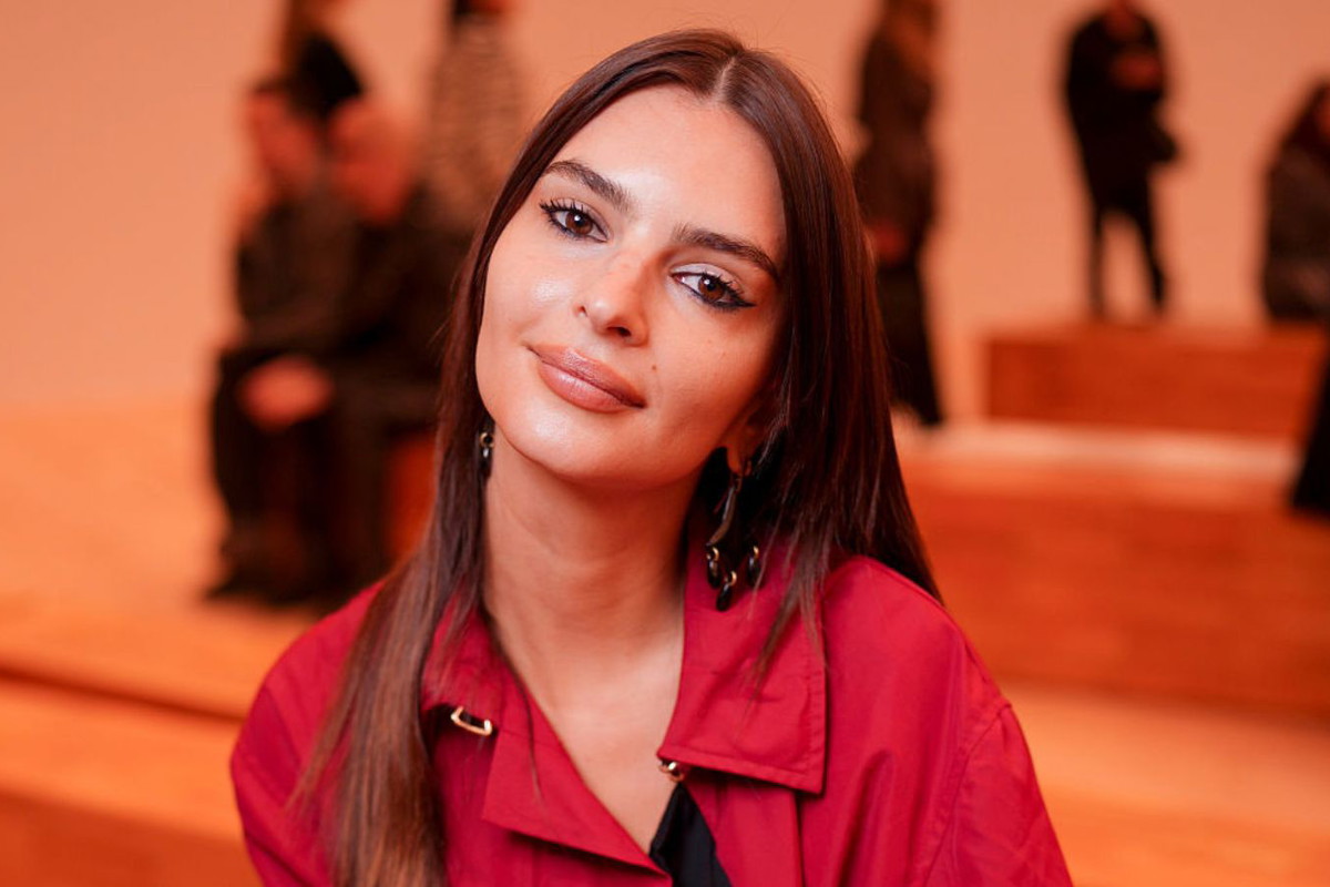 Tak Emily Ratajkowski stylizuje zamszowy płaszcz