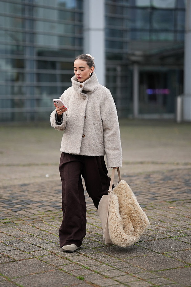 „Cropped shearling jacket” – alternatywa dla puchówki na zimę 2025