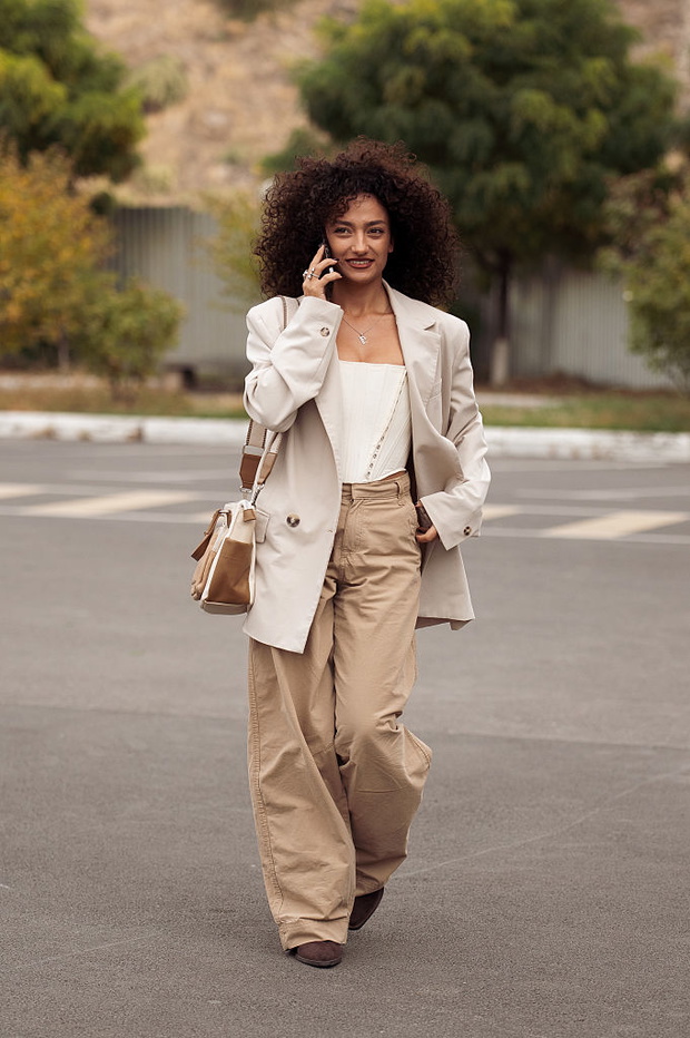 „Hazelnut brown pants” – nowa alternatywa dla denimu z Paryża