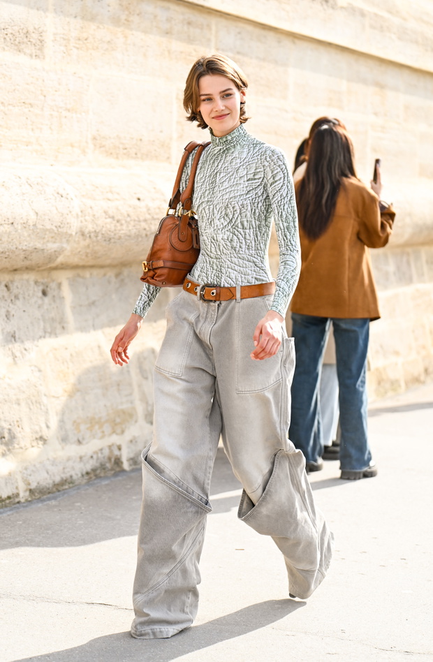 „Taupe jeans” – nowy ulubieniec minimalistek na 2025