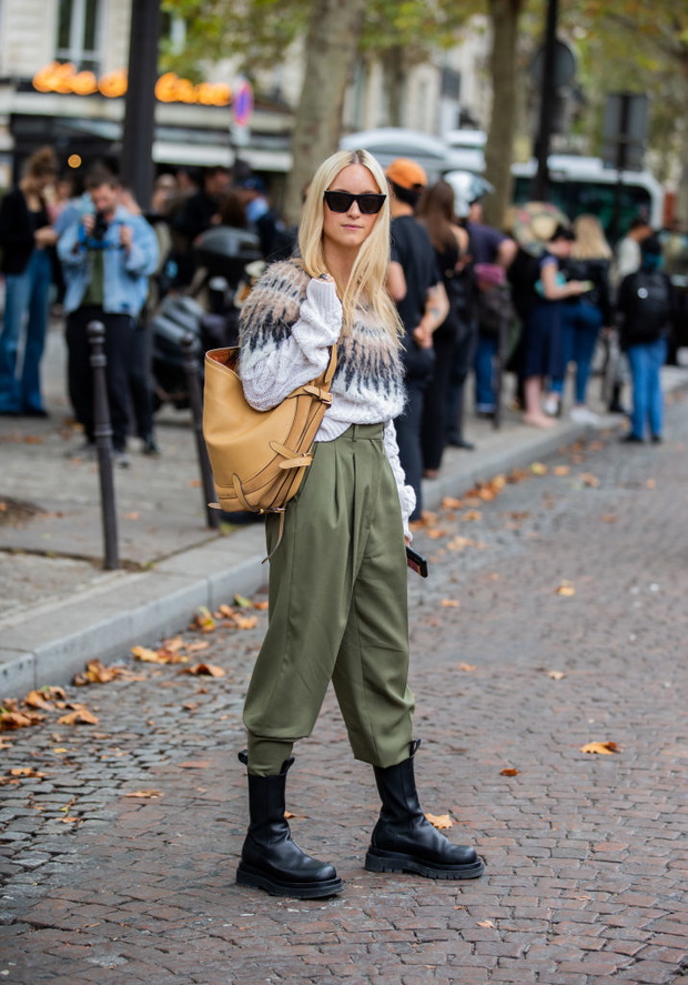 Street Style : Paris Fashion Week - Womenswear Spring Summer 2020 : Day Six