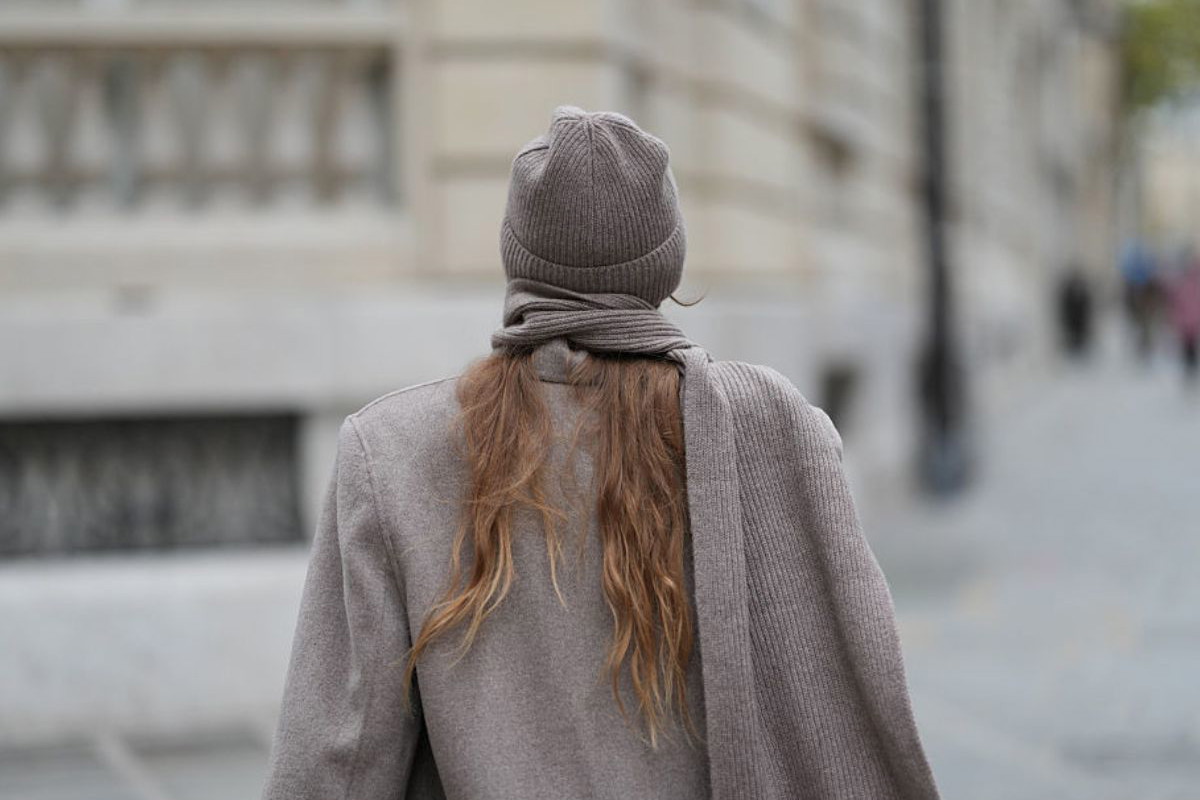 Wełniana czapka beanie i ocieplacze z alpaką to zestaw „must-buy” na zimę