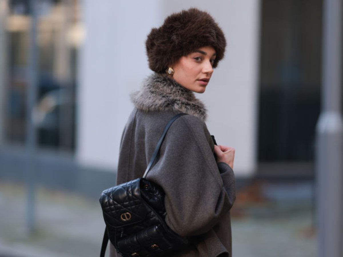 Wełniana czapka i kolczyki to sposób Francuzek na „winter bling”