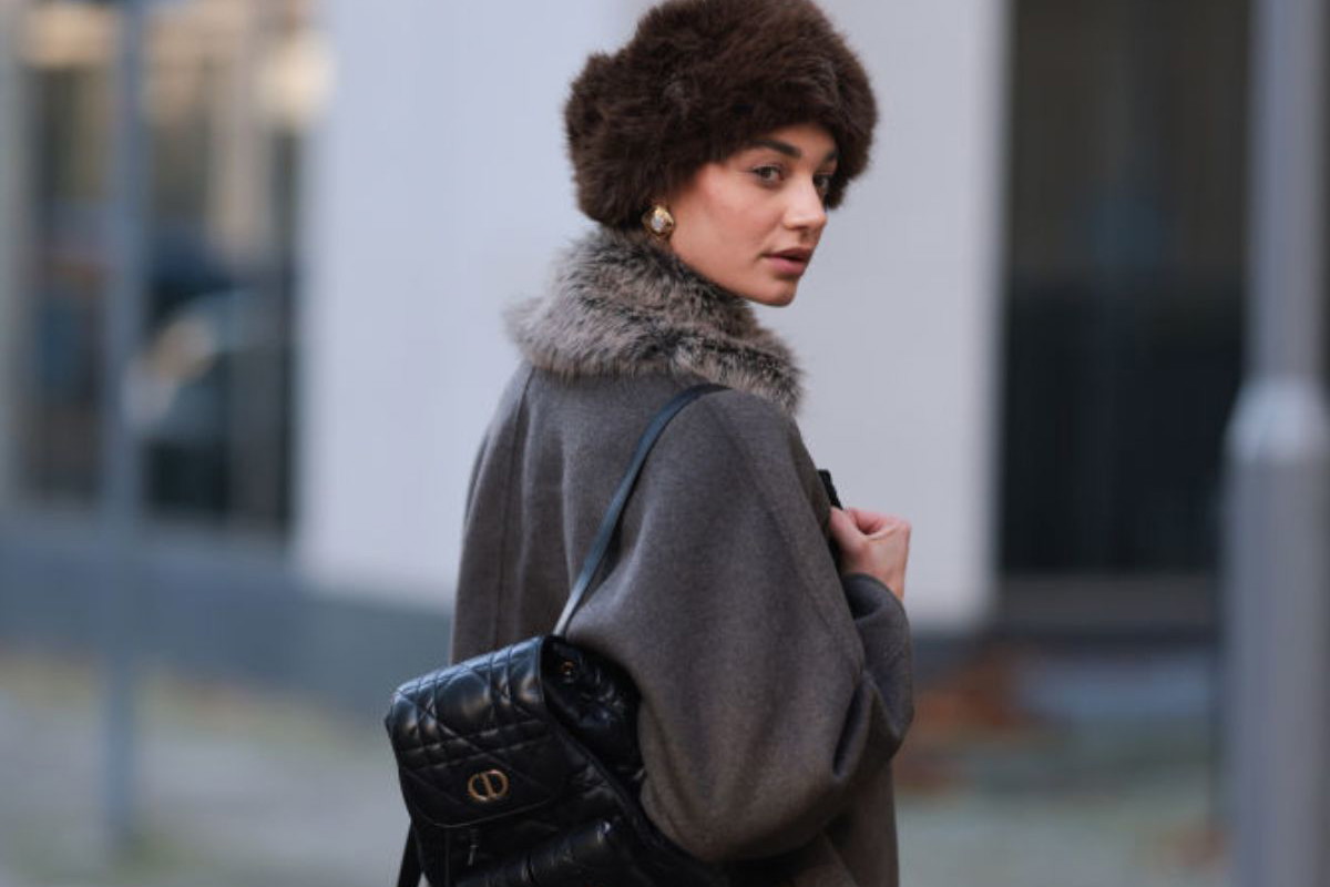 Wełniana czapka i kolczyki to sposób Francuzek na „winter bling”