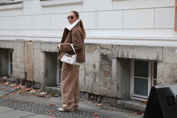 „Hazelnut brown pants” – nowa alternatywa dla denimu z Paryża