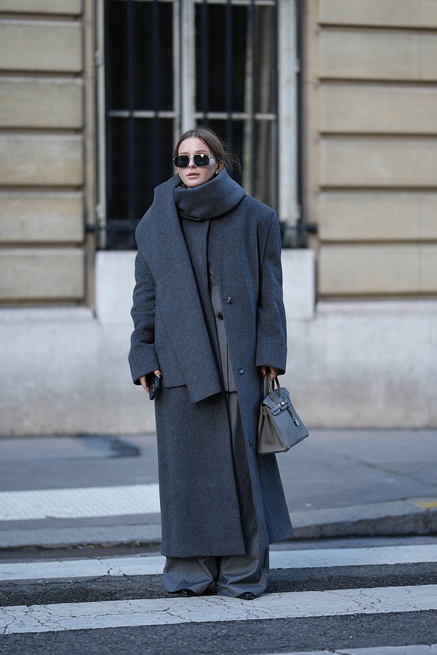 Wełniany „charcoal coat” – nowy minimalistyczny hit zimy 2025