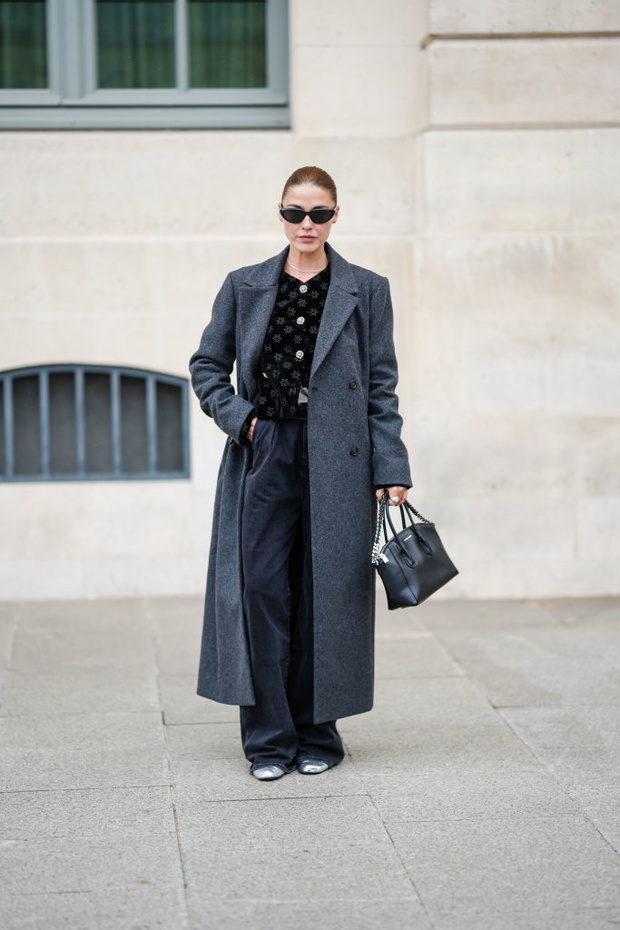Street Style - Paris Fashion Week - Womenswear Spring/Summer 2023 : Day Four
