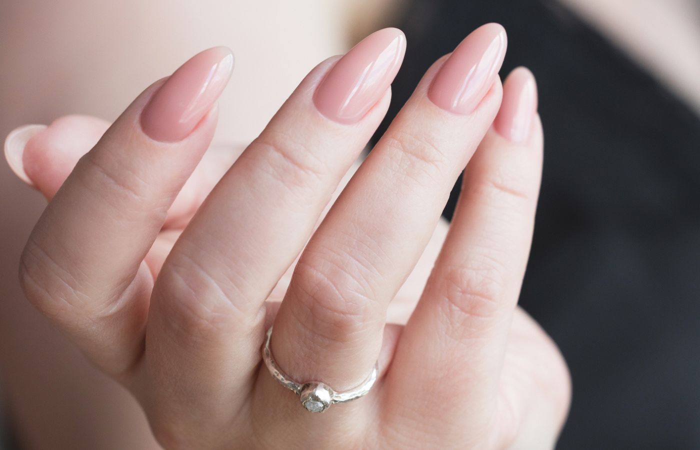 „Rosehip oil nails” to najmodniejszy manicure na zimę