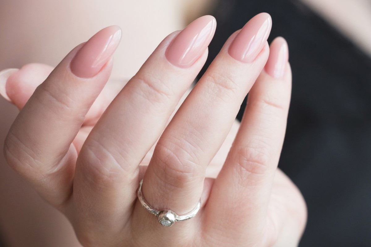 „Rosehip oil nails” to najmodniejszy manicure na zimę